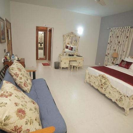 Four Squares Karachi Bed and Breakfast Exteriör bild