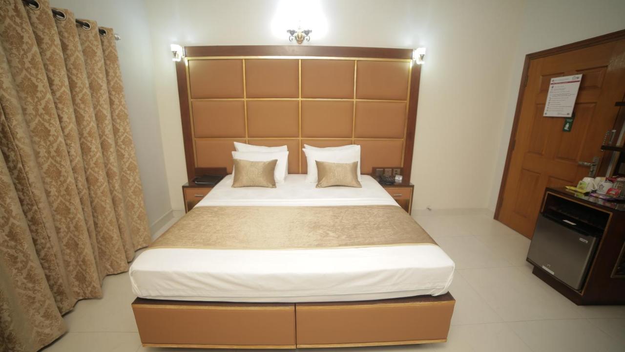 Four Squares Karachi Bed and Breakfast Exteriör bild