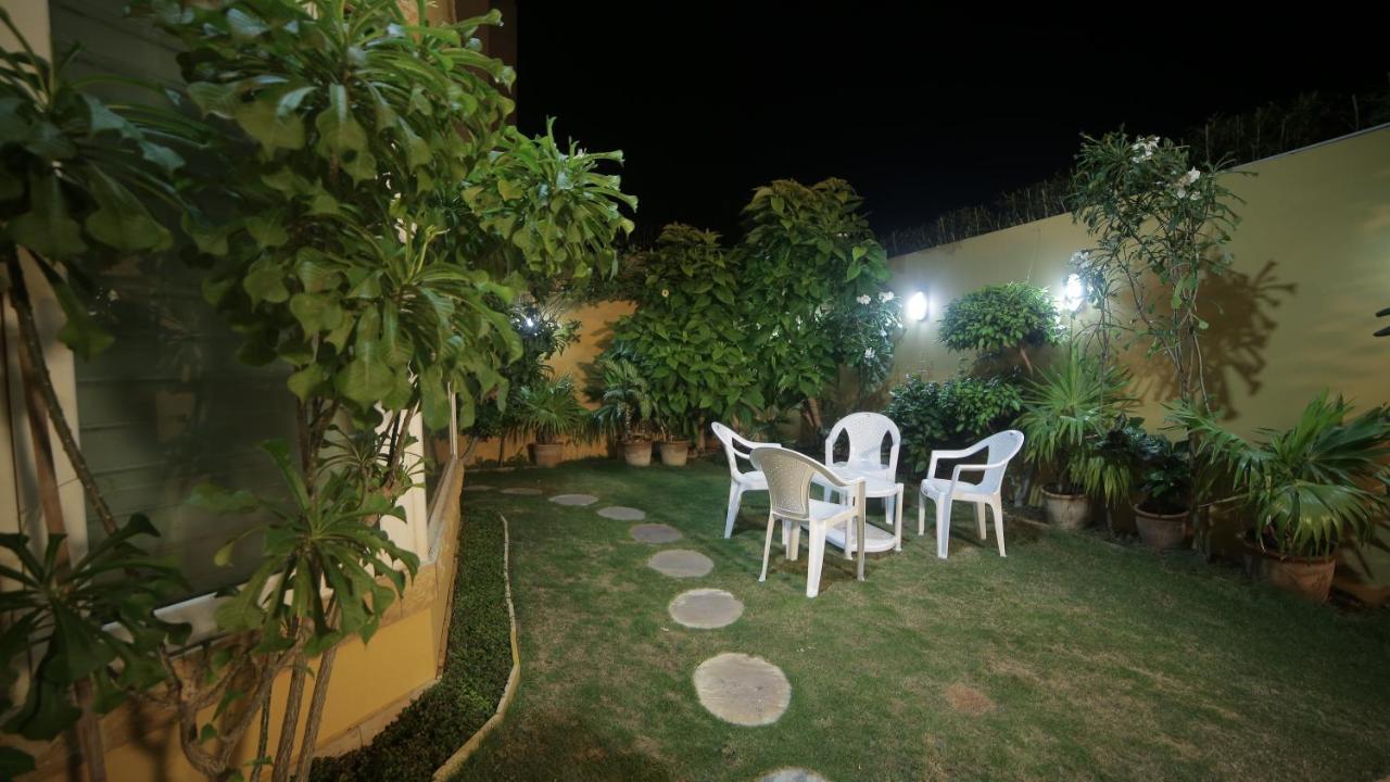 Four Squares Karachi Bed and Breakfast Exteriör bild